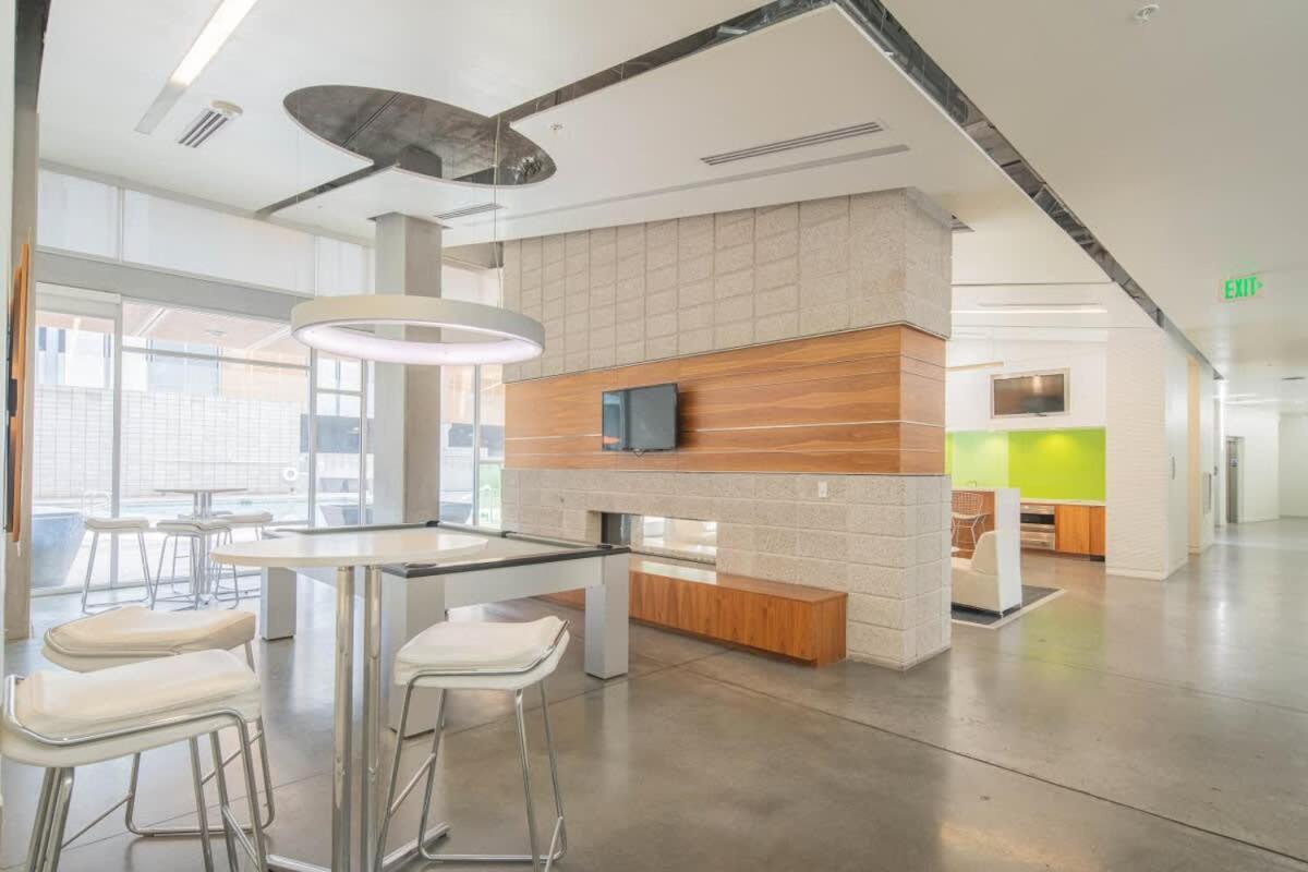 Spacious 2bd - Dt- Gym, Pool, Parking Sleep8 Phoenix