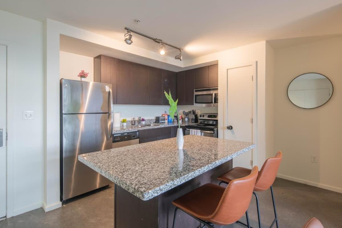 Spacious 2bd - Dt- Gym, Pool, Parking Sleep8 Phoenix