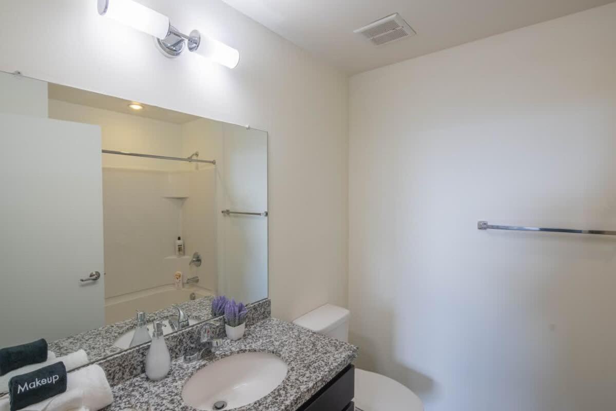 Spacious 2bd - Dt- Gym, Pool, Parking Sleep8 Apartemen *