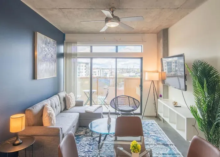 Spacious 2Bd - Central Dt- Gym, Pool, Parking Sleep8
