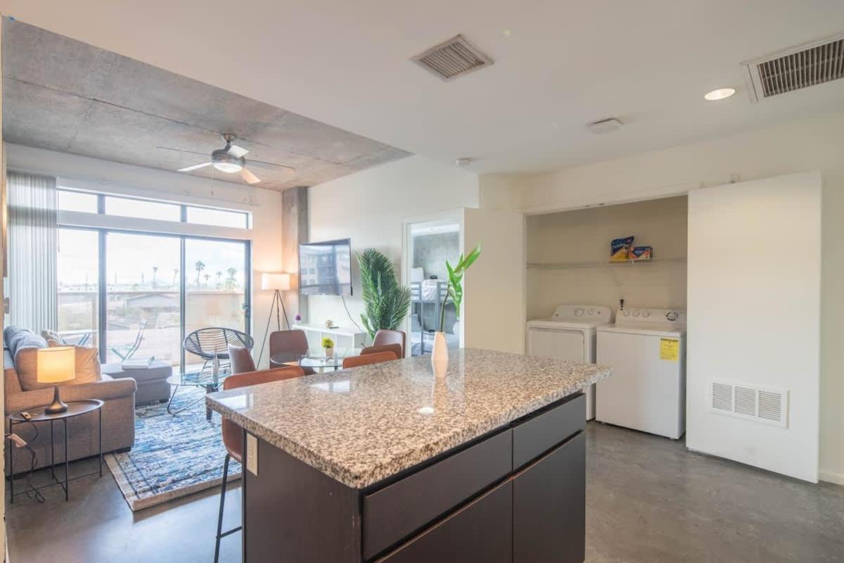 Spacious 2bd - Dt- Gym, Pool, Parking Sleep8 * Phoenix
