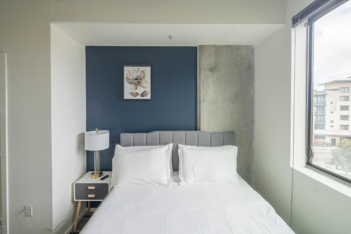 Spacious 2bd - Dt- Gym, Pool, Parking Sleep8 *