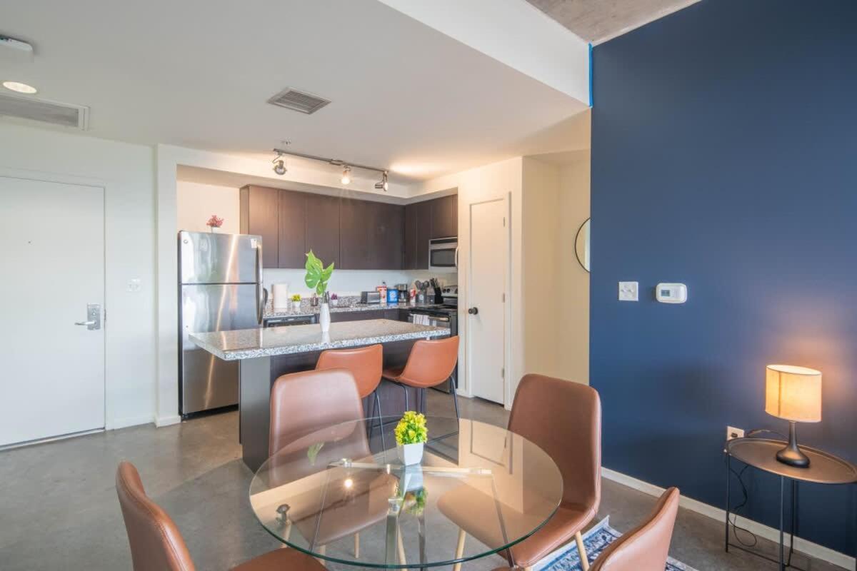 Spacious 2bd - Dt- Gym, Pool, Parking Sleep8 * Phoenix