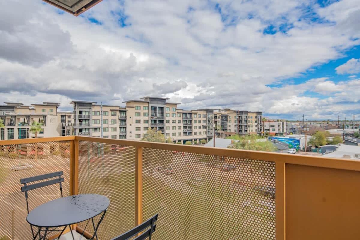 Apartment Spacious 2bd - Dt- Gym, Pool, Parking Sleep8 *